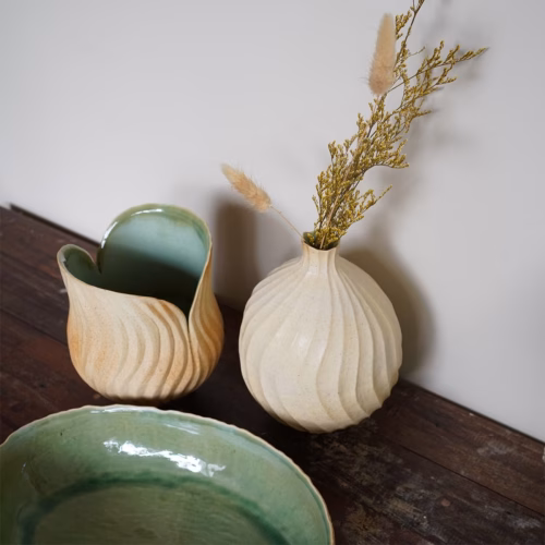f003 Detailed ceramic home décor item manufactured in Thailand, ICE&A