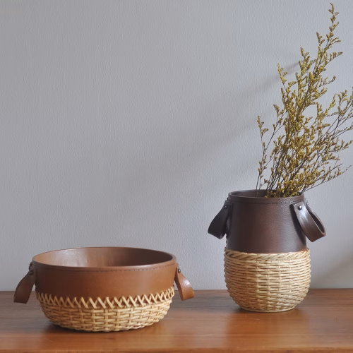 f006 Detailed ceramic home décor item manufactured in Thailand, ICE&A